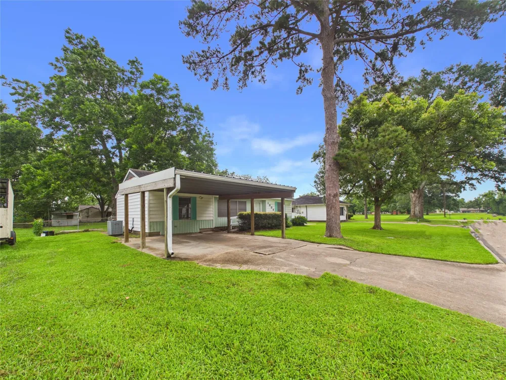 1006 Mac Drive Sweeny, TX 77480