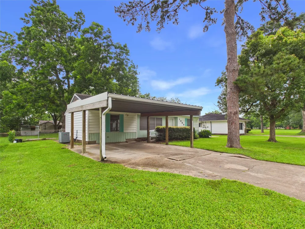 1006 Mac Drive Sweeny, TX 77480