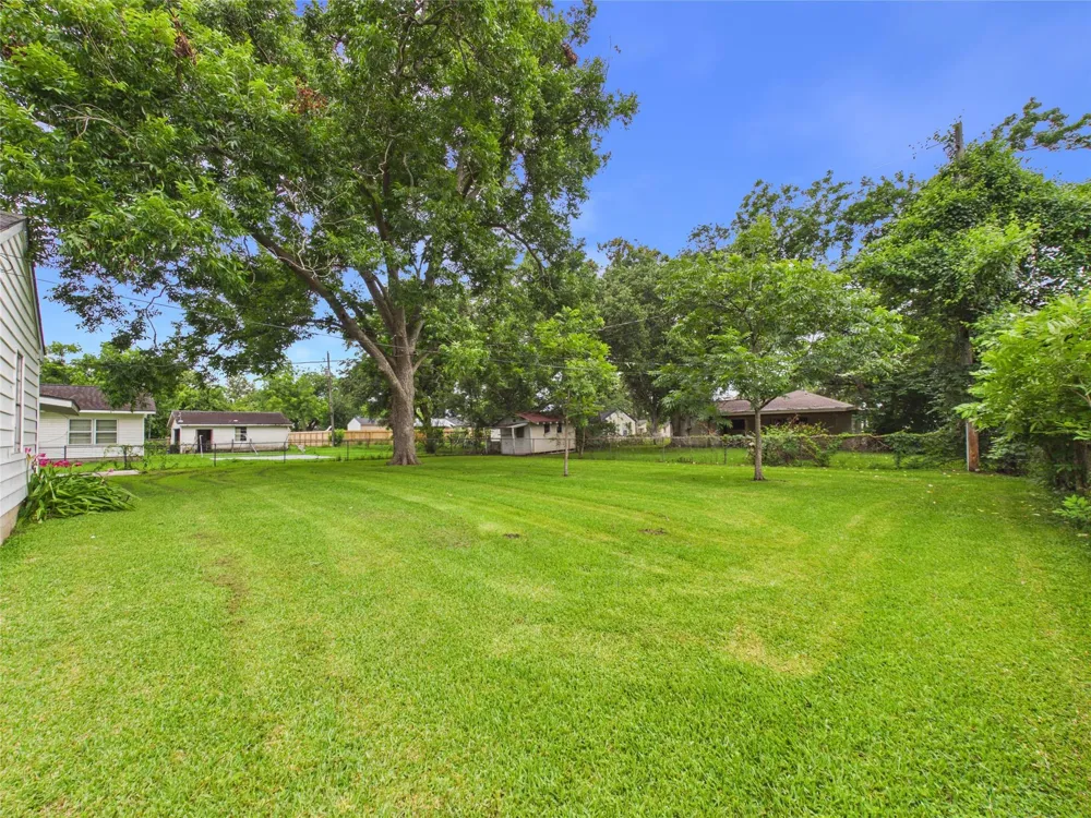 1006 Mac Drive Sweeny, TX 77480
