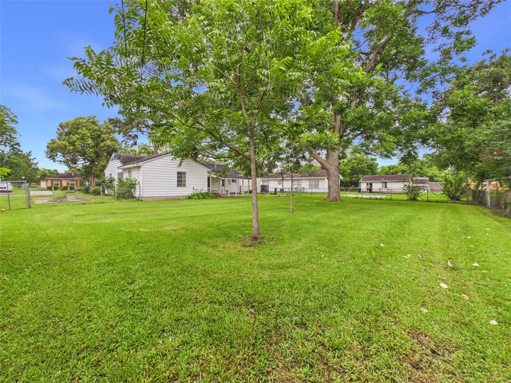1006 Mac Drive Sweeny, TX 77480