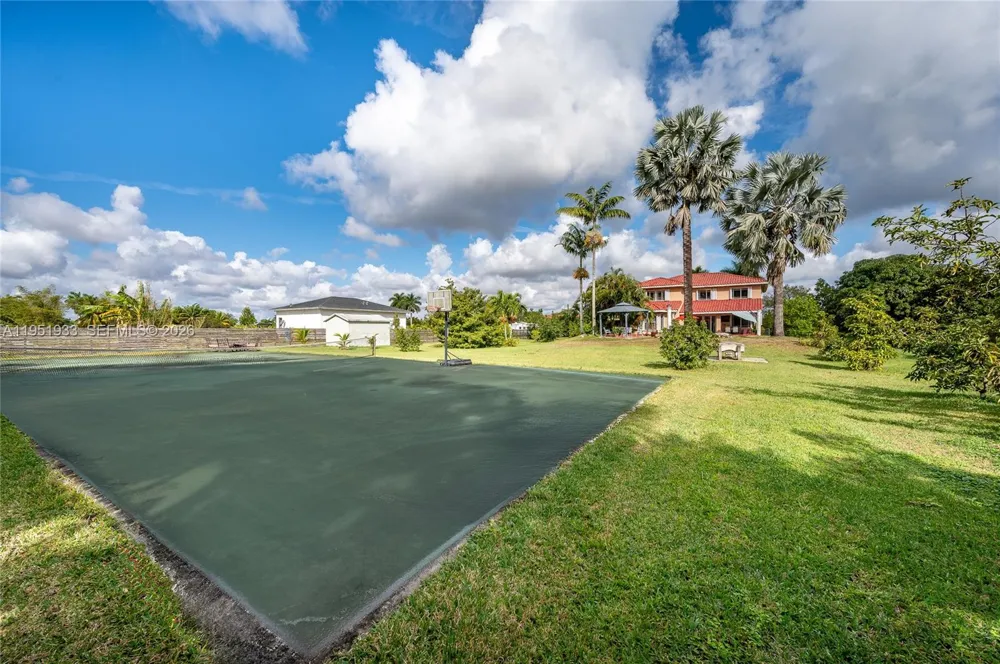 19520 SW 206th St Miami, FL 33187