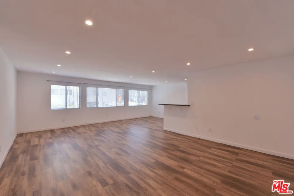 136 S Palm Drive #102