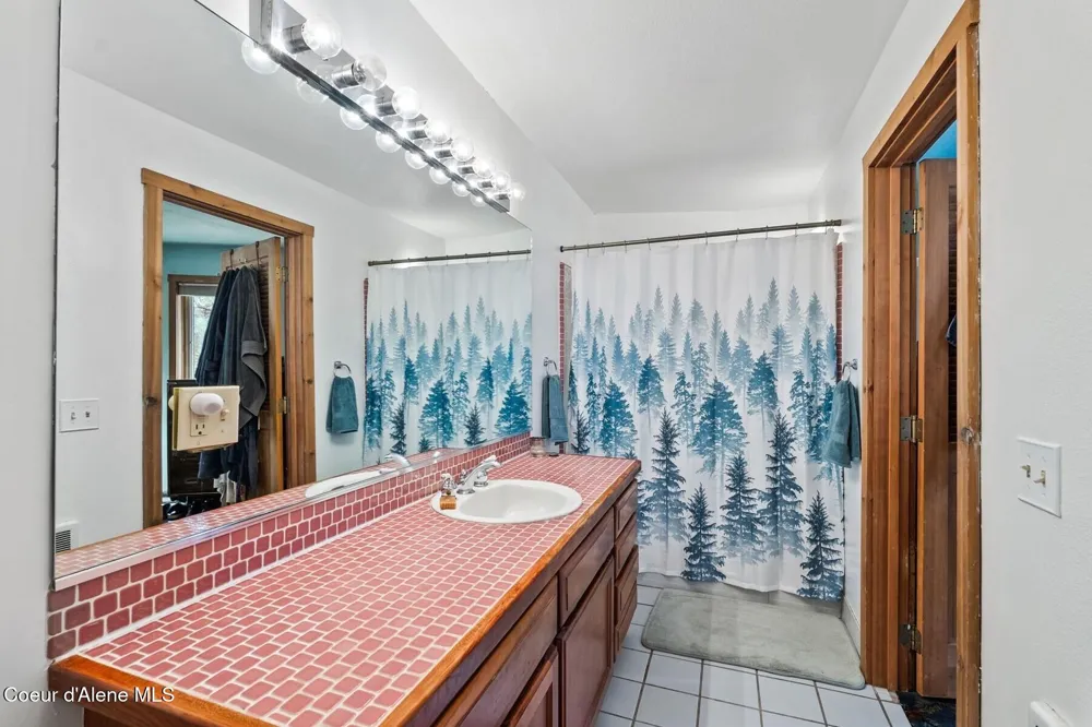 4057 Jewel Lake Road Sagle, ID 83860