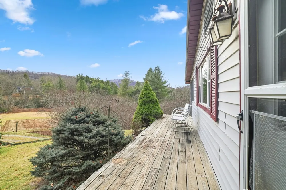 Gooseberry Ln Franklin, NC 28734