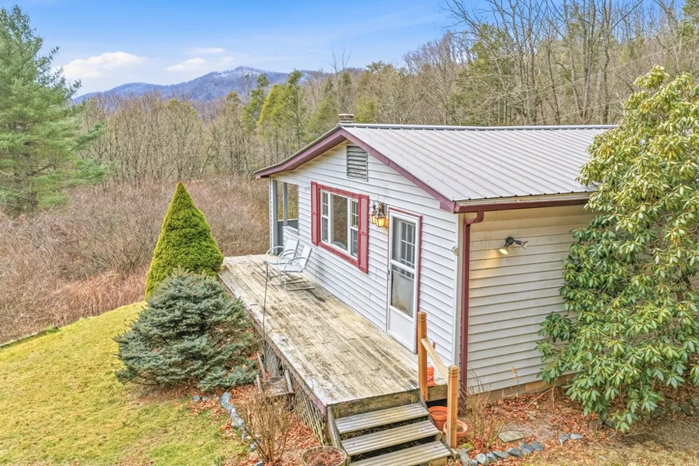 Gooseberry Ln Franklin, NC 28734