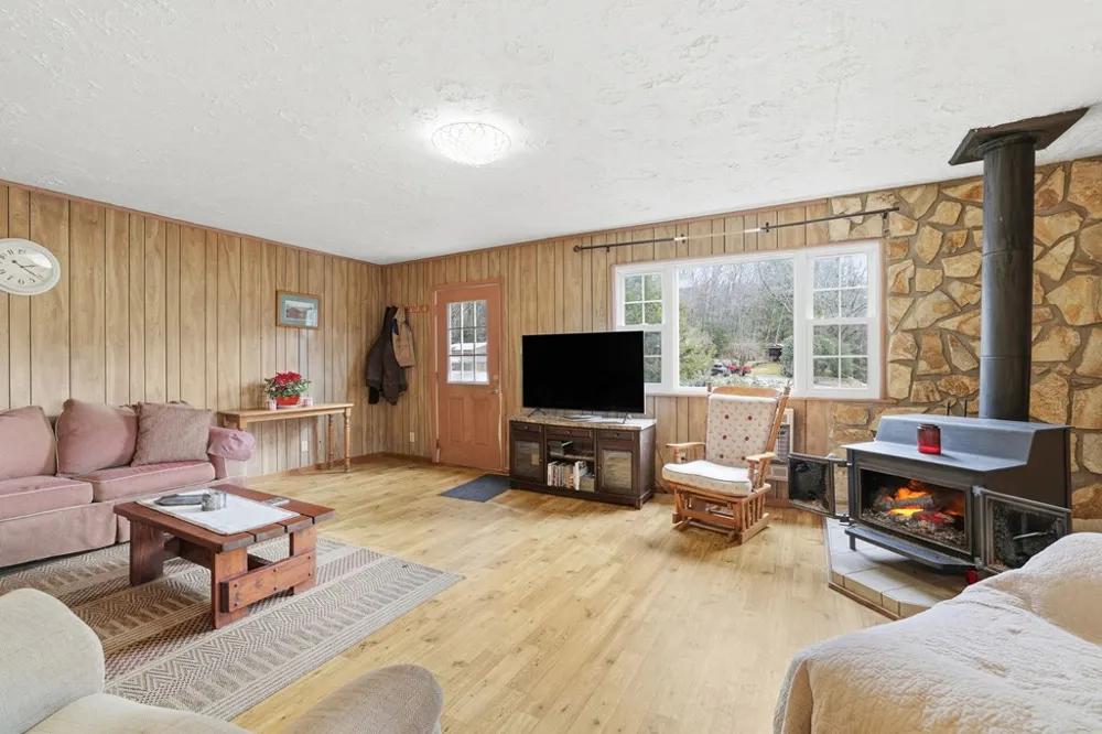 Gooseberry Ln Franklin, NC 28734