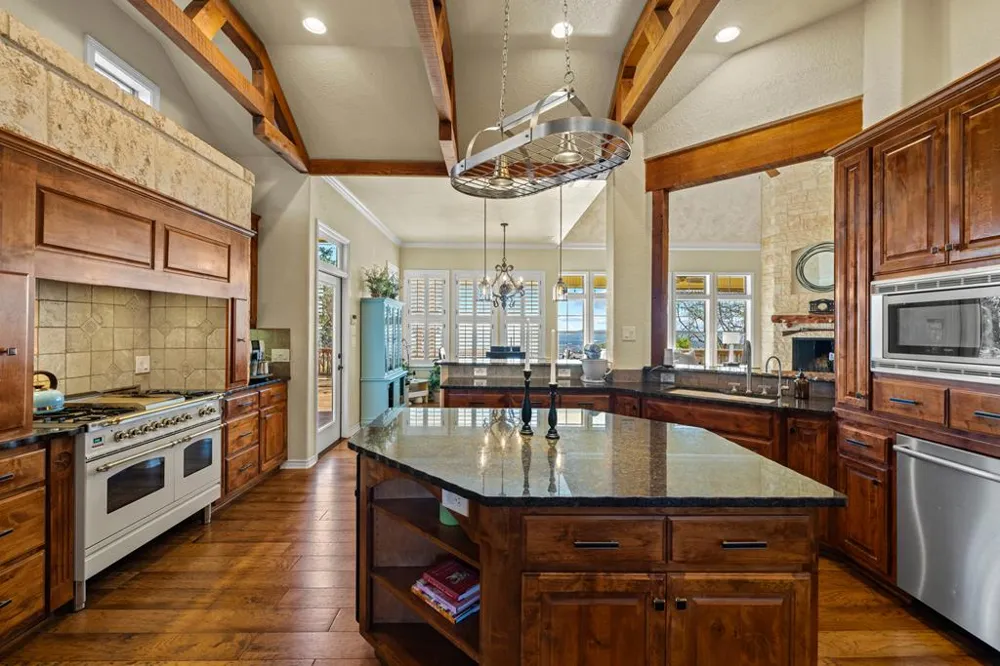 169 Royal Oaks Hill Fredericksburg, TX 78624