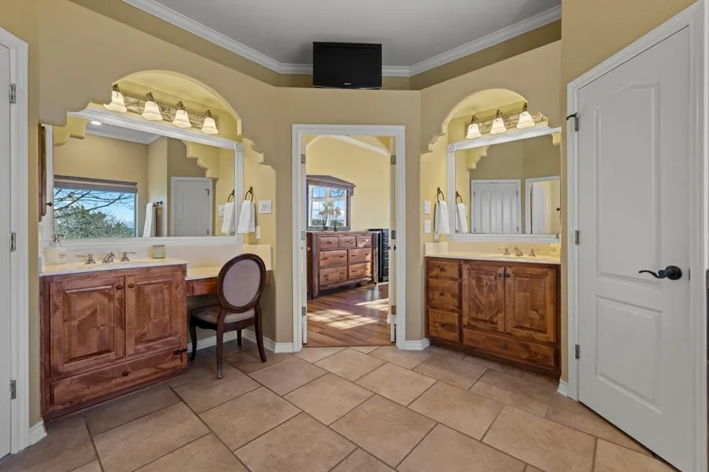 169 Royal Oaks Hill Fredericksburg, TX 78624