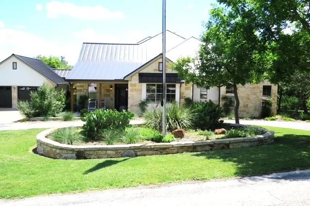 169 Royal Oaks Hill Fredericksburg, TX 78624