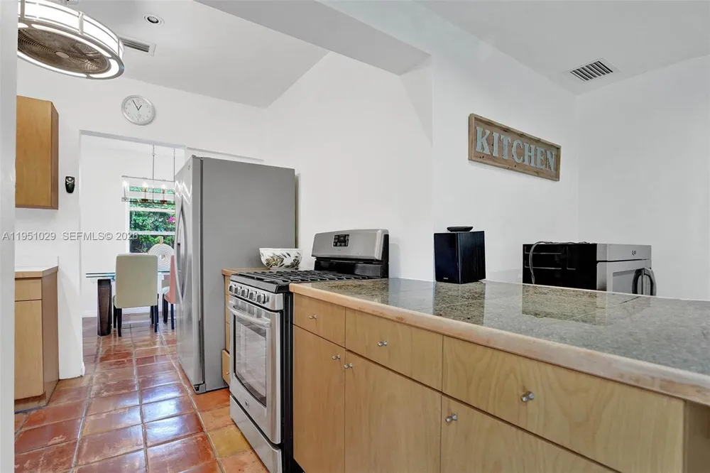 7525 W Treasure Dr North Bay Village, FL 33141