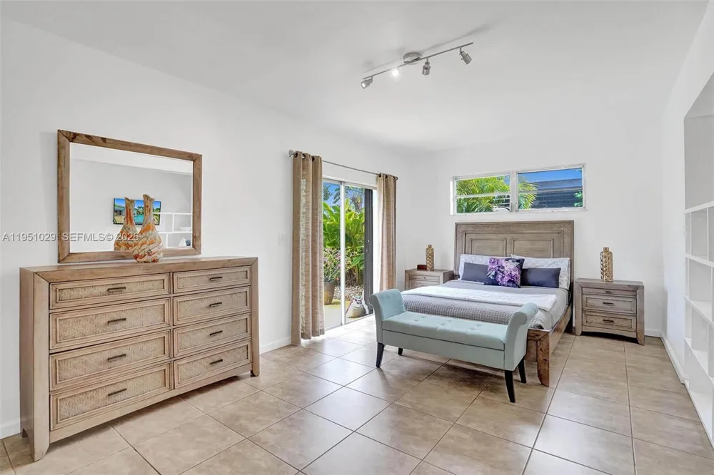 7525 W Treasure Dr North Bay Village, FL 33141