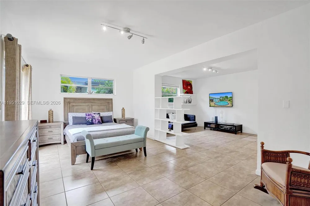 7525 W Treasure Dr North Bay Village, FL 33141