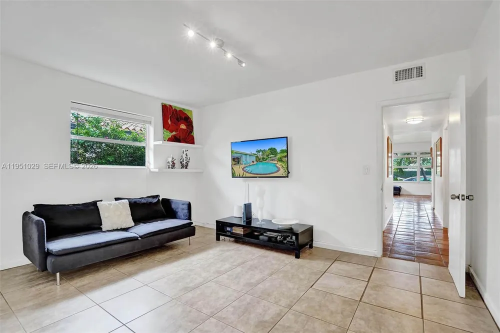 7525 W Treasure Dr North Bay Village, FL 33141