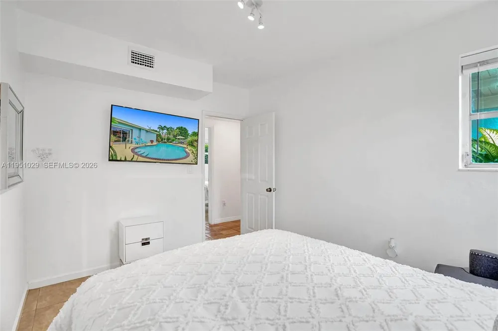7525 W Treasure Dr North Bay Village, FL 33141