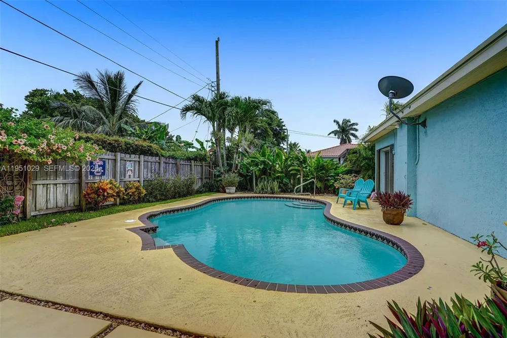 7525 W Treasure Dr North Bay Village, FL 33141
