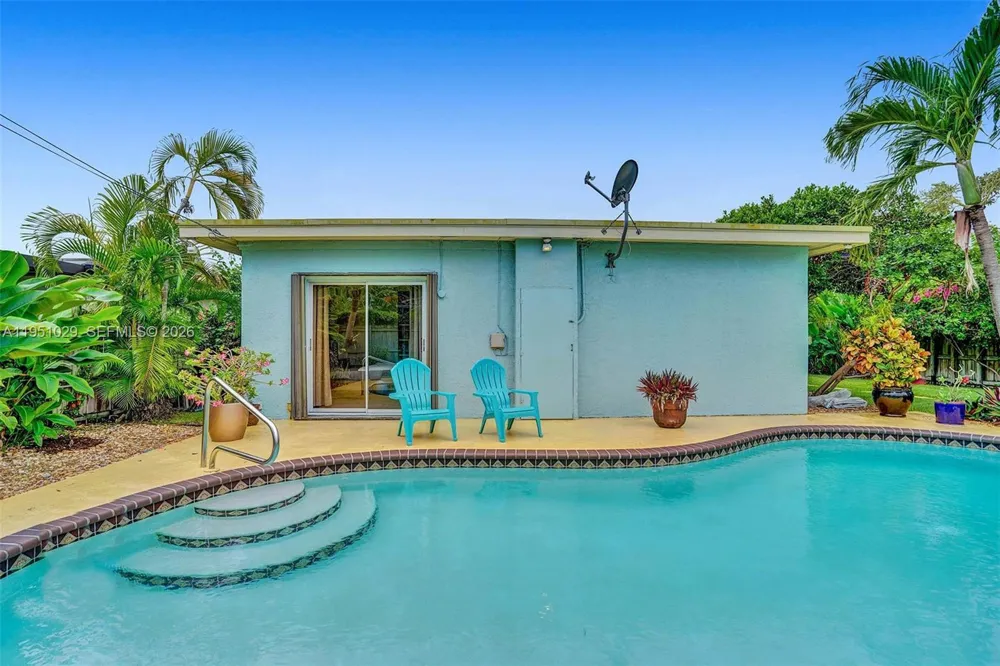 7525 W Treasure Dr North Bay Village, FL 33141