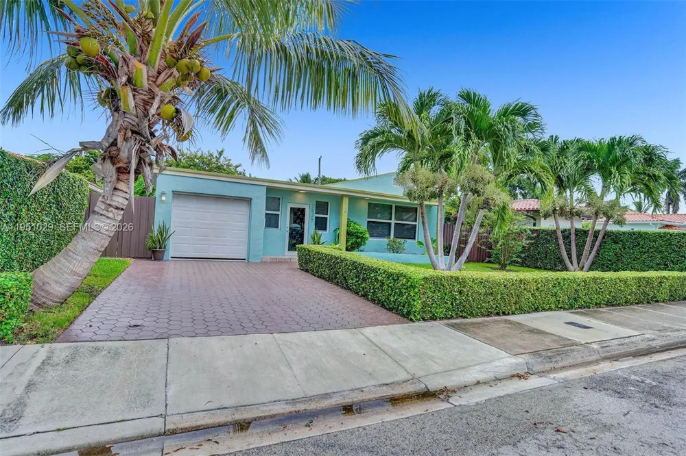 7525 W Treasure Dr North Bay Village, FL 33141