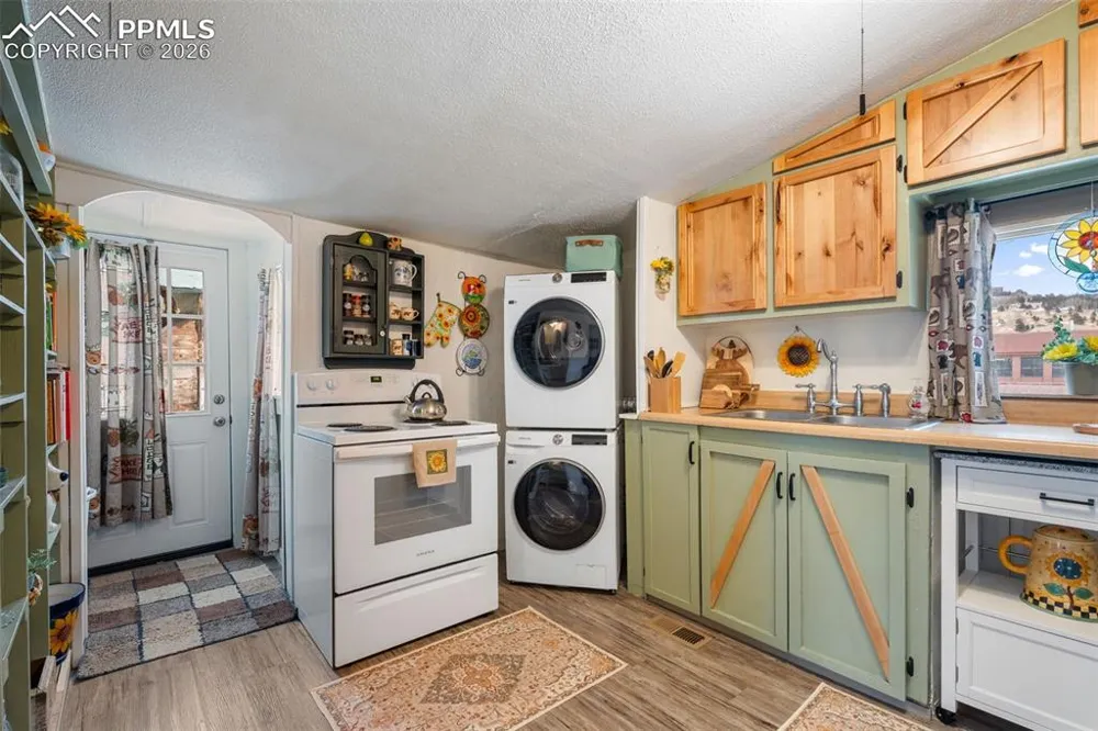 331 E Golden Avenue Cripple Creek, CO 80813