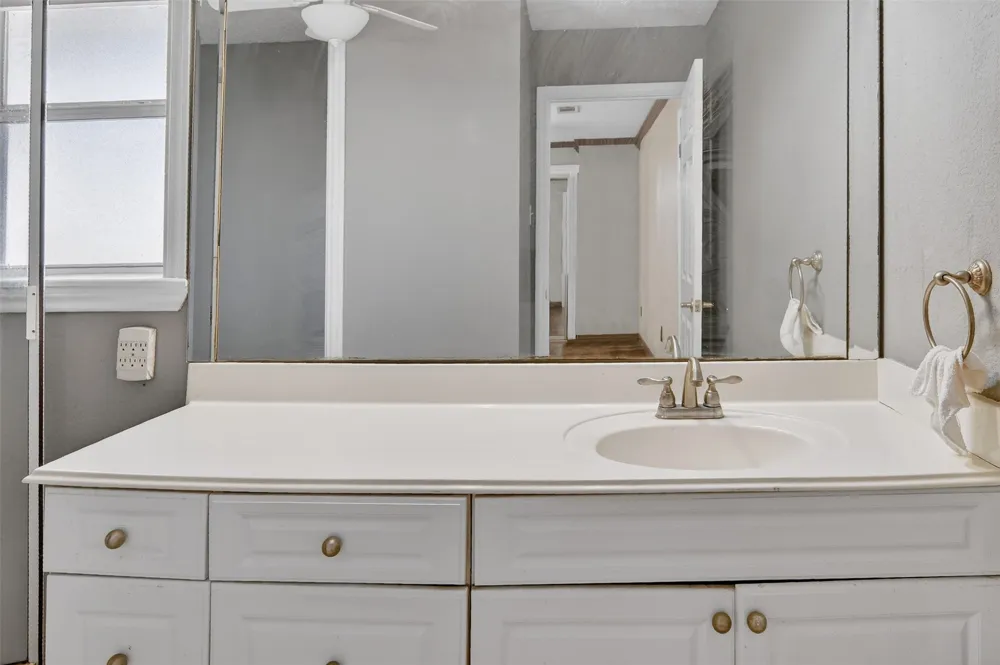 135 Lakeview Drive Runaway Bay, TX 76426