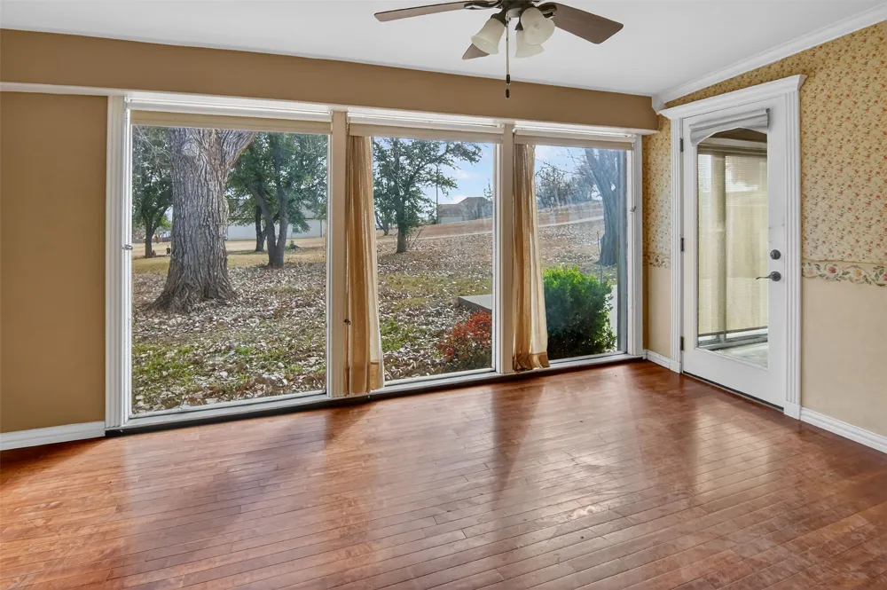 135 Lakeview Drive Runaway Bay, TX 76426