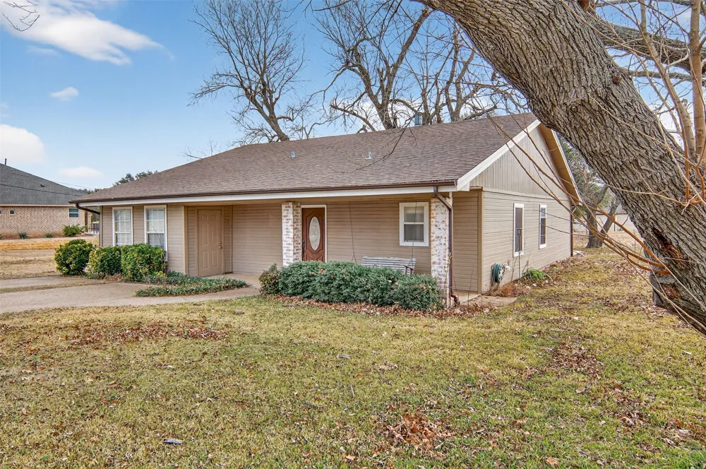 135 Lakeview Drive Runaway Bay, TX 76426