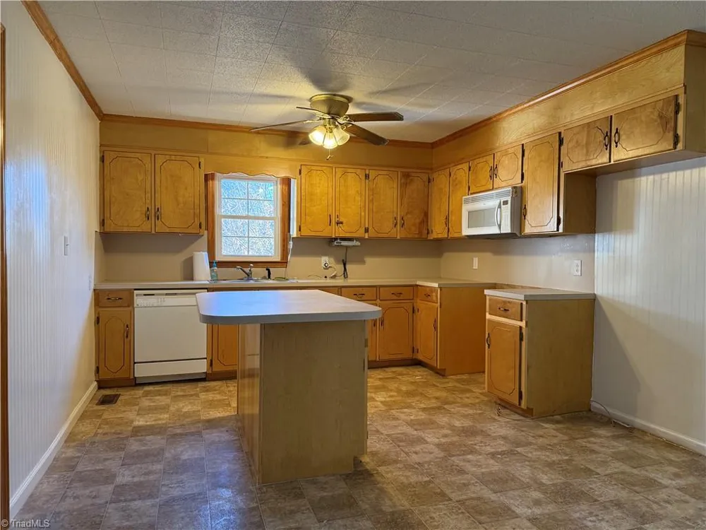 2282 Old Pipers Gap Cana, VA 24317
