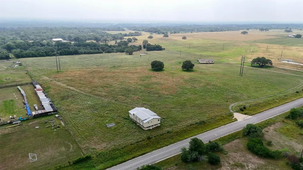6015 Seawillow Road Lockhart, TX 78644