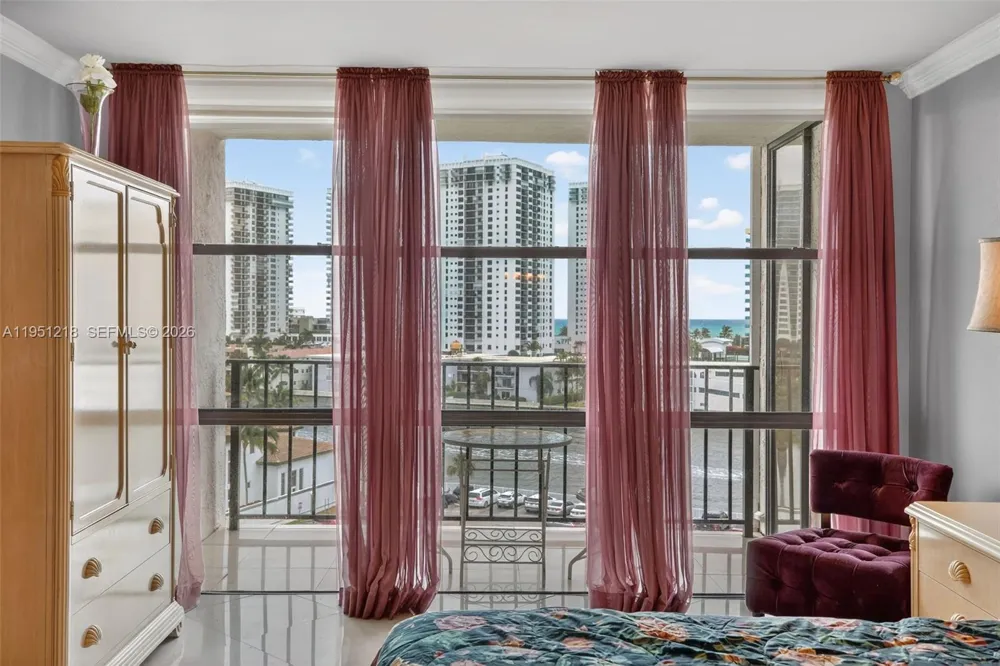1000 Parkview Dr #806 Hallandale Beach, FL 33009