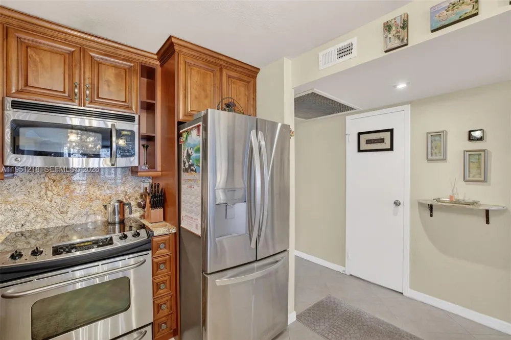 1000 Parkview Dr #806 Hallandale Beach, FL 33009