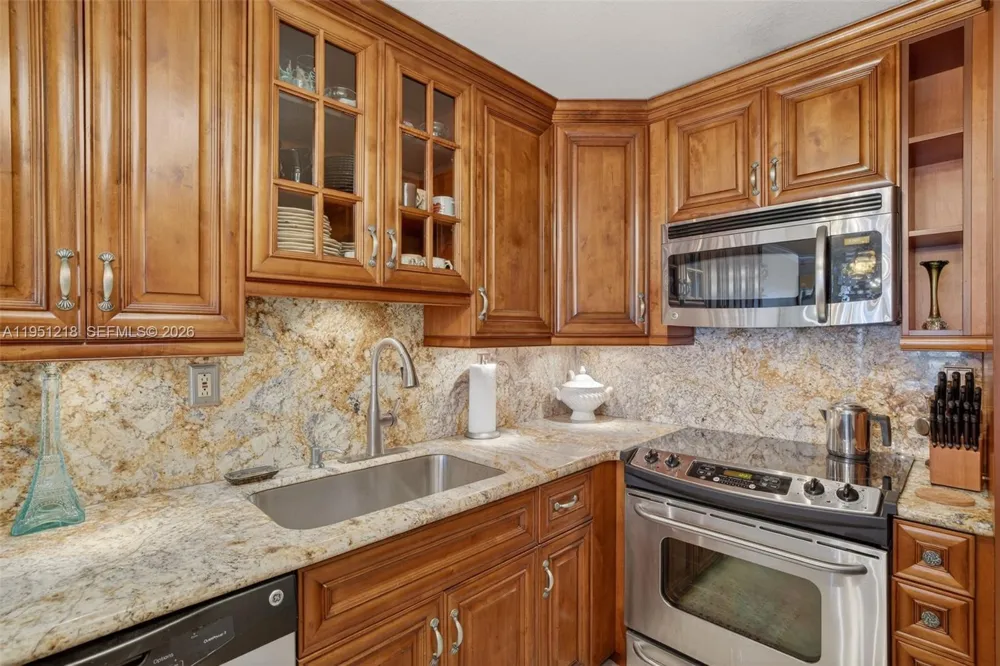 1000 Parkview Dr #806 Hallandale Beach, FL 33009