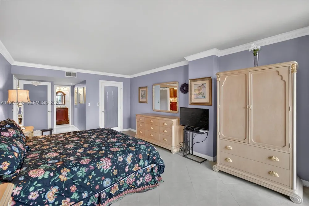1000 Parkview Dr #806 Hallandale Beach, FL 33009