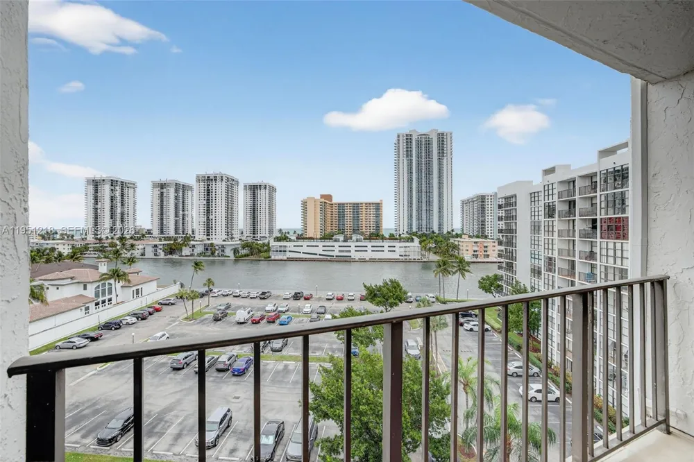 1000 Parkview Dr #806 Hallandale Beach, FL 33009