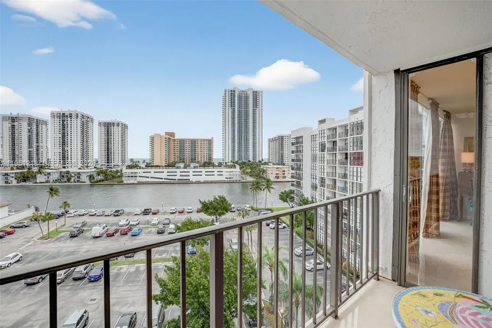 1000 Parkview Dr #806 Hallandale Beach, FL 33009