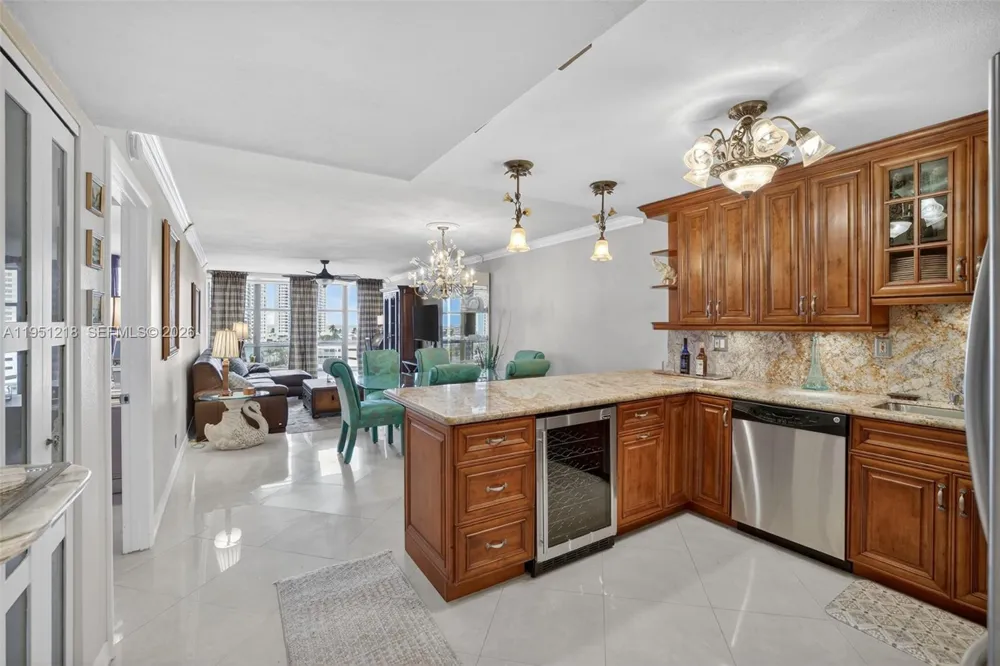 1000 Parkview Dr #806 Hallandale Beach, FL 33009