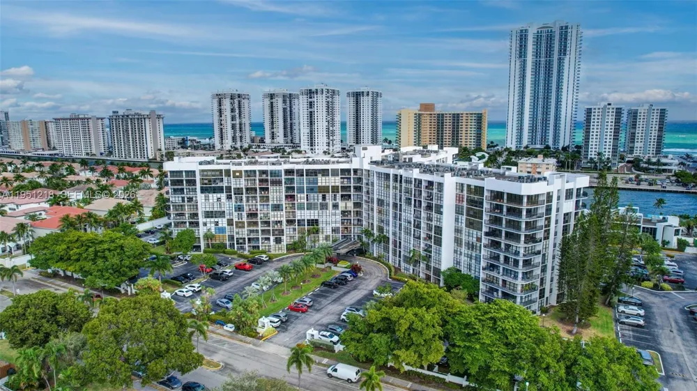 1000 Parkview Dr #806 Hallandale Beach, FL 33009