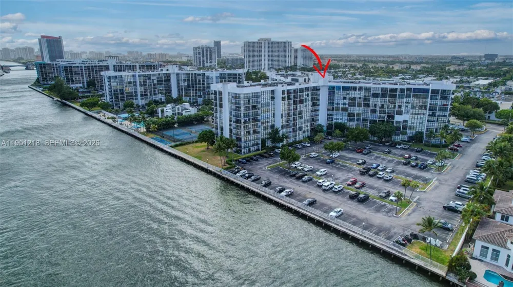 1000 Parkview Dr #806 Hallandale Beach, FL 33009
