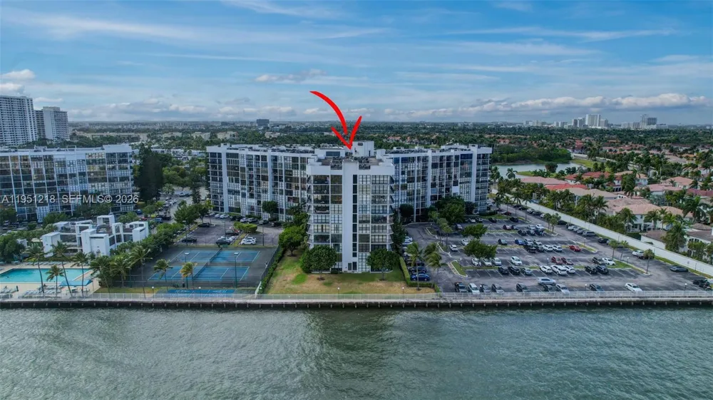 1000 Parkview Dr #806 Hallandale Beach, FL 33009
