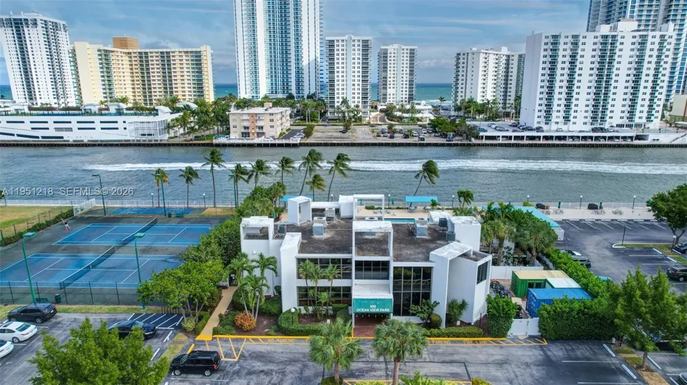 1000 Parkview Dr #806 Hallandale Beach, FL 33009