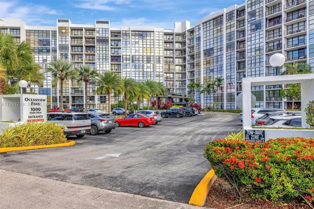 1000 Parkview Dr #806 Hallandale Beach, FL 33009