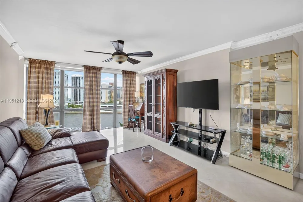 1000 Parkview Dr #806 Hallandale Beach, FL 33009