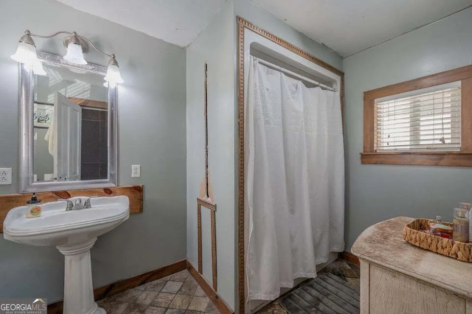 69 Myers AVE Trion, GA 30753