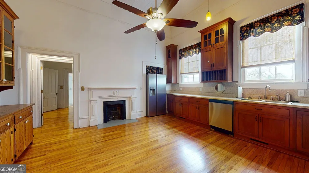 302 W 7th ST Louisville, GA 30434