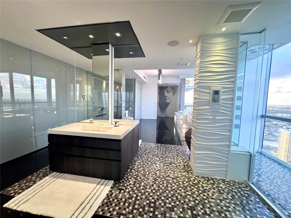 1100 Biscayne Blvd #5306 Miami, FL 33132