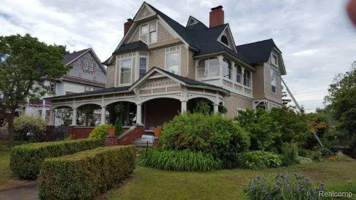 1905 Military Street