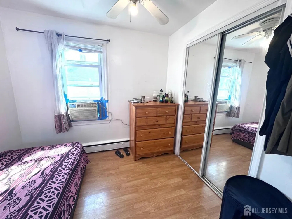 28 SILZER AVE Woodbridge, NJ 08830