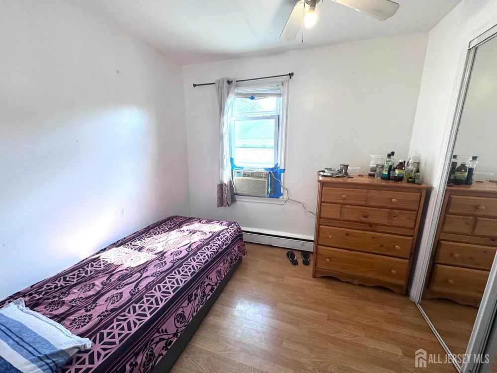 28 SILZER AVE Woodbridge, NJ 08830