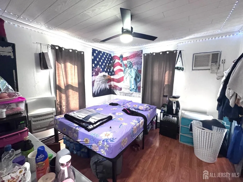 28 SILZER AVE Woodbridge, NJ 08830