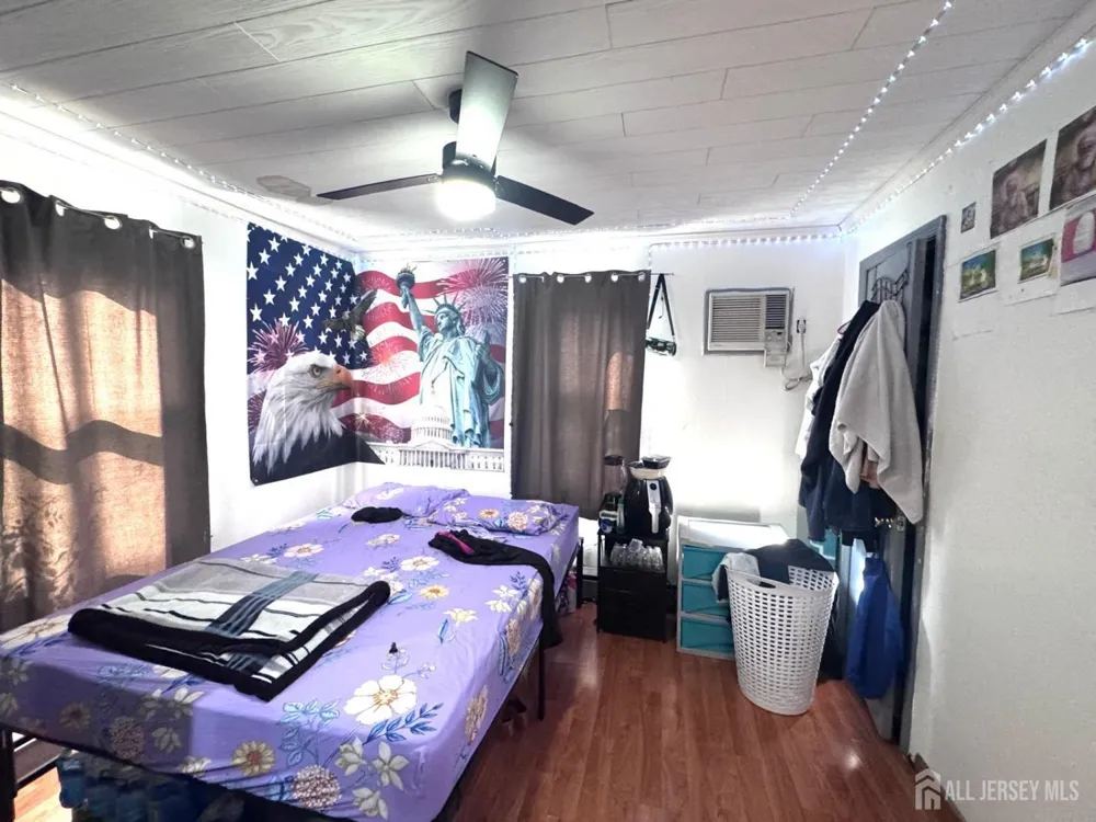 28 SILZER AVE Woodbridge, NJ 08830