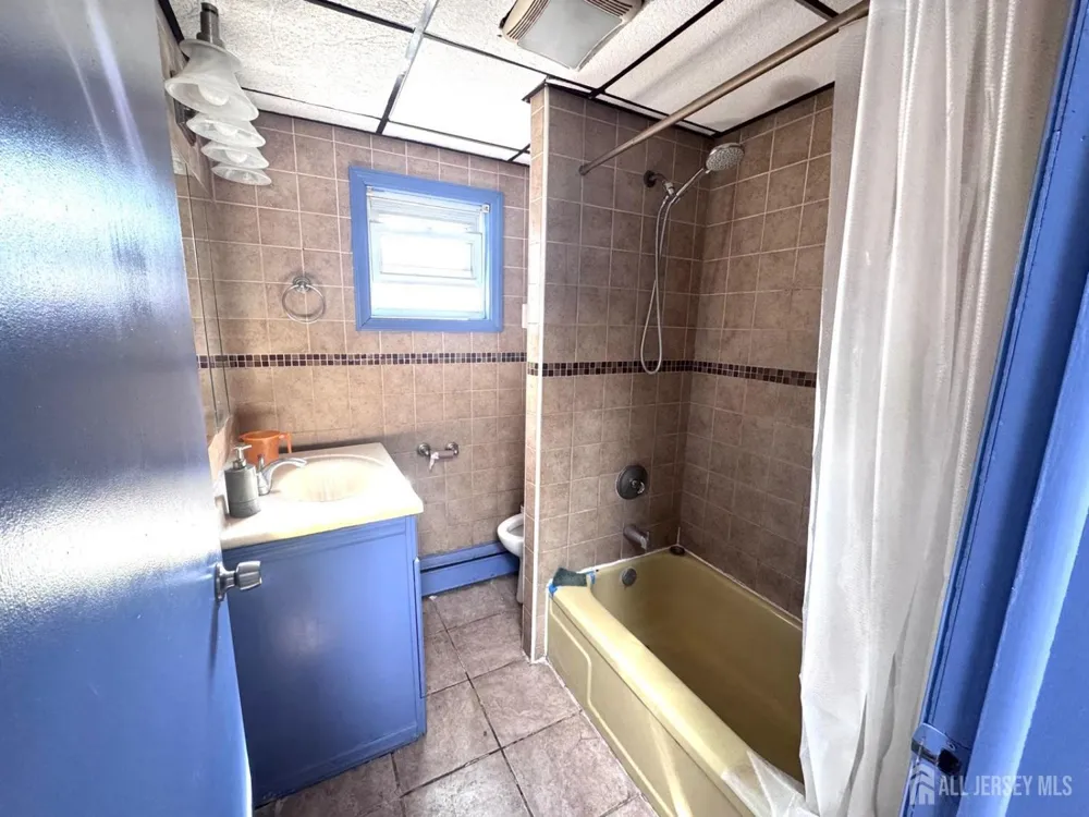 28 SILZER AVE Woodbridge, NJ 08830
