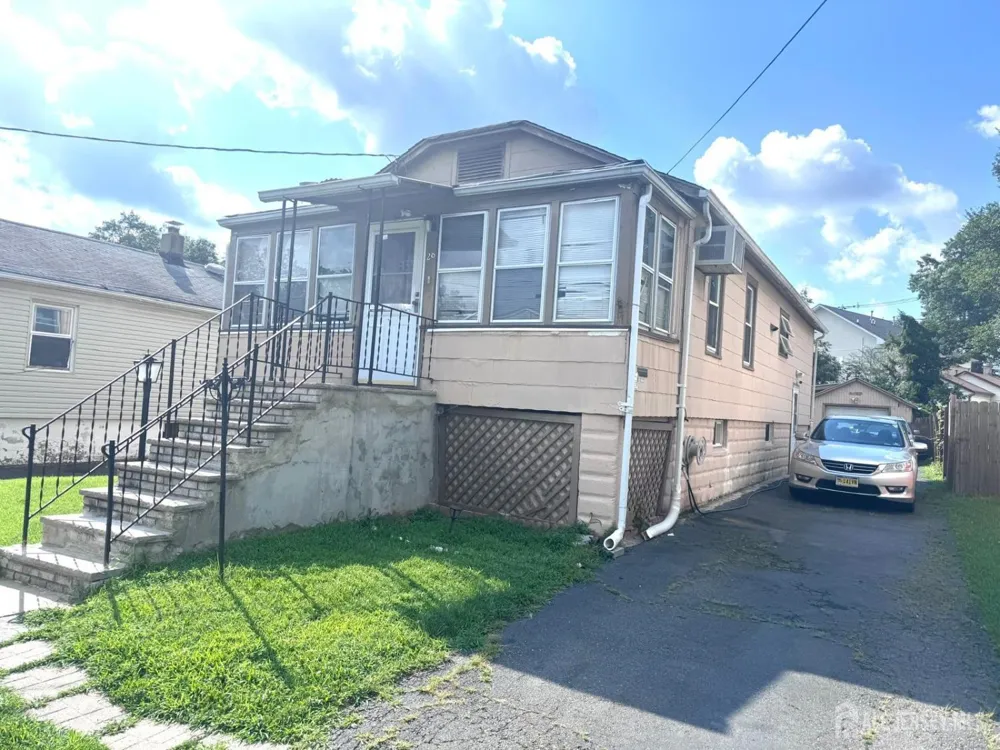 28 SILZER AVE Woodbridge, NJ 08830
